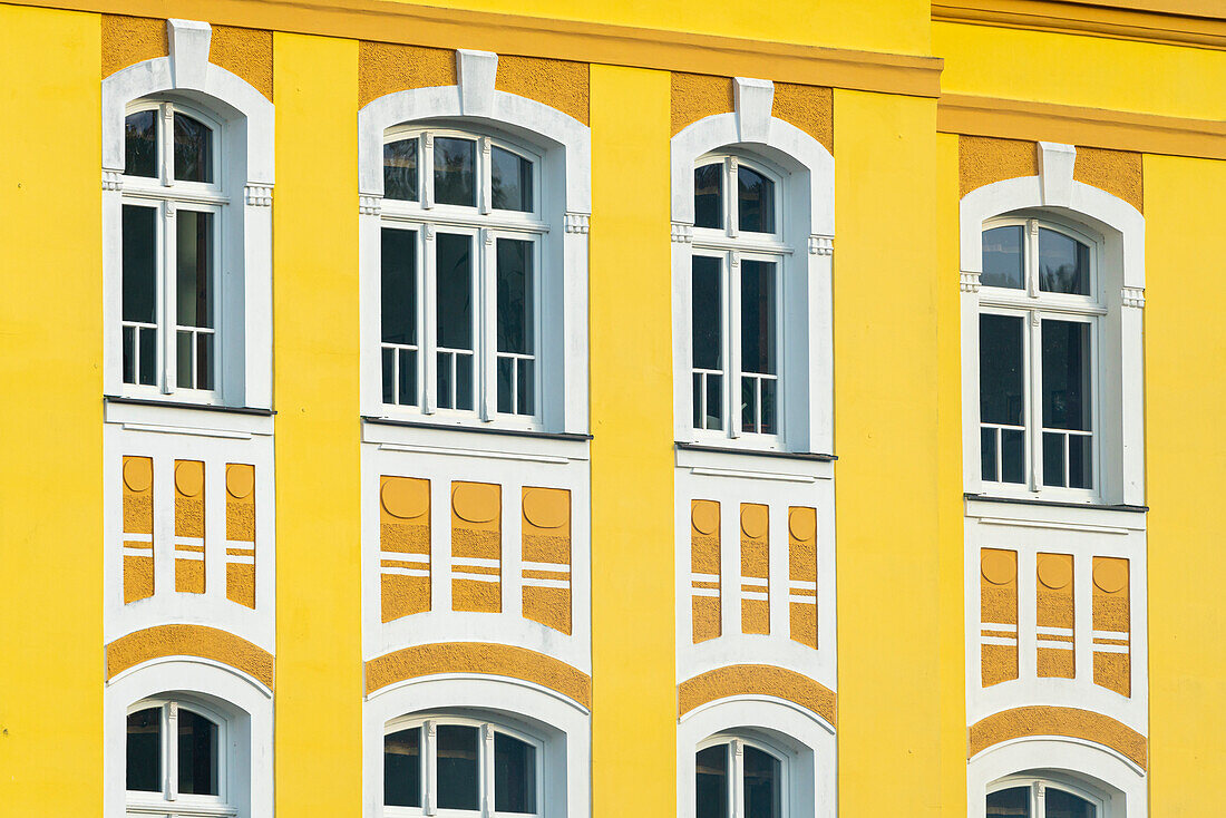 Detail der gelben Fassade der Familienbrauerei Svaty Florian (St. Florian), Loket, Tschechische Republik (Tschechien), Europa