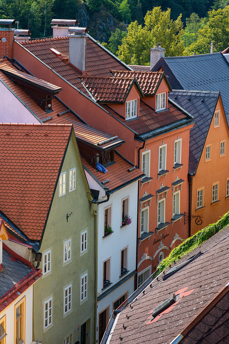 Erhöhte Ansicht der Häuser im Stadtzentrum, Loket, Bezirk Sokolov, Region Karlovy Vary, Böhmen, Tschechische Republik (Tschechien), Europa