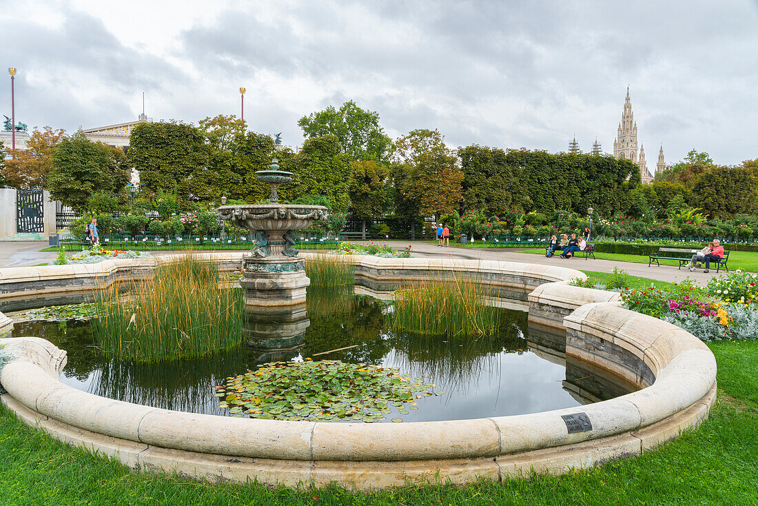 Volksgartenbrunnen und Wiener Rathaus im Hintergrund, Volksgartenpark, Wien, Österreich, Europa