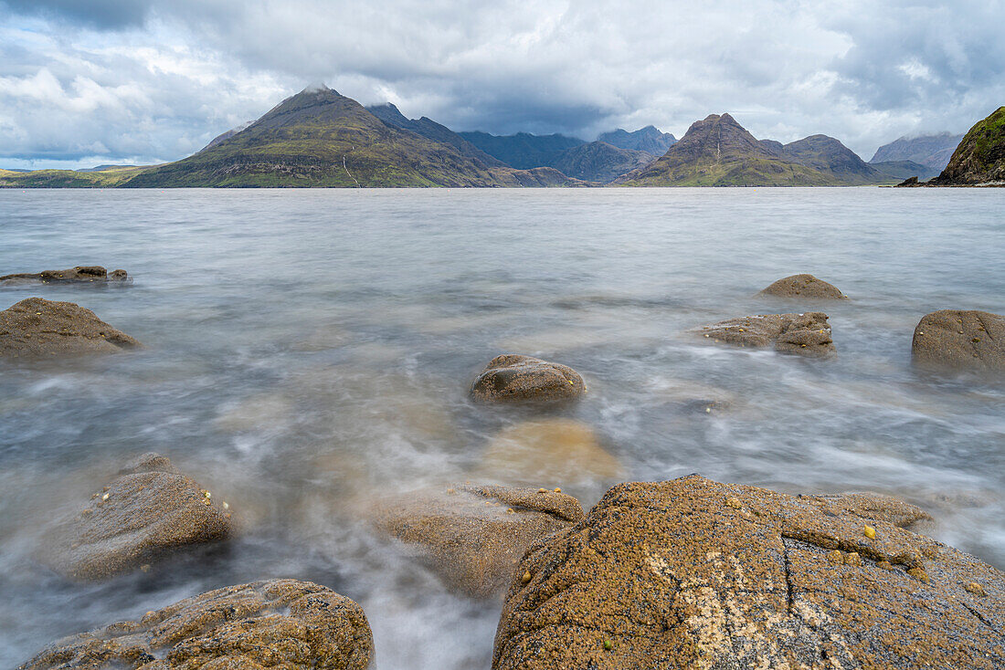 Meereslandschaft mit Blick auf die Black Cuillin Mountains, Elgol, Isle of Skye, Innere Hebriden, Schottische Highlands, Schottland, Vereinigtes Königreich, Europa