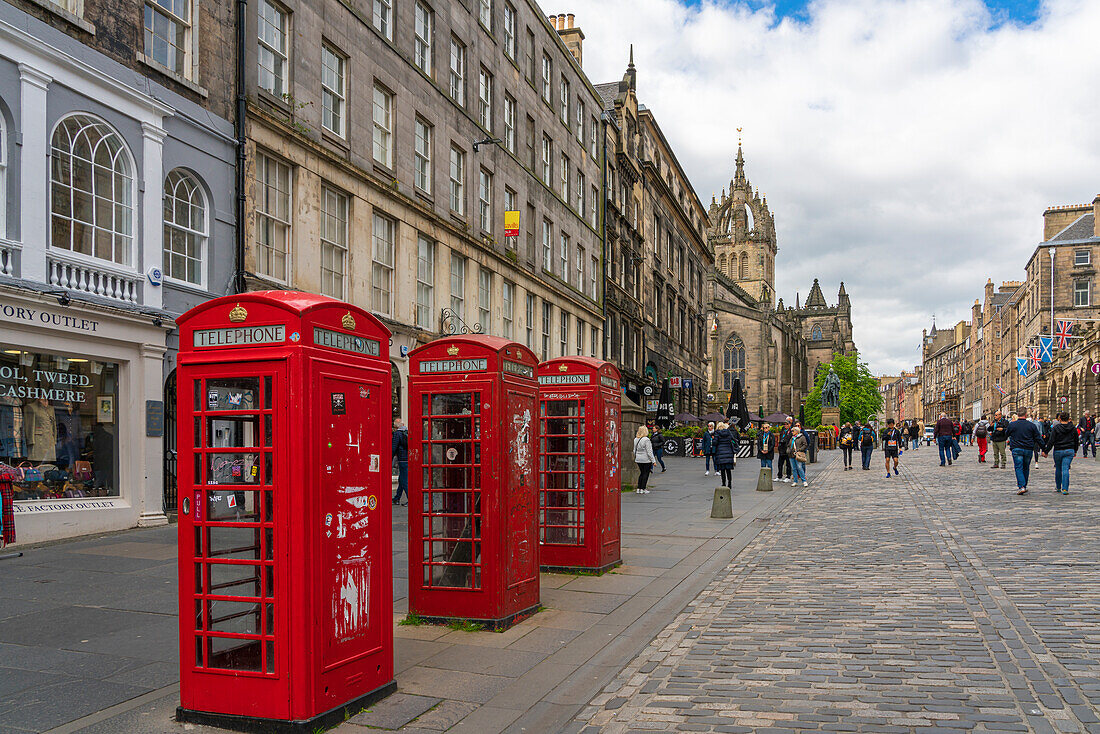 Red phone booths at Royal Mile with St. Giles Cathedral in background, UNESCO World Heritage Site, Edinburgh, Scotland, United Kingdom, Europe