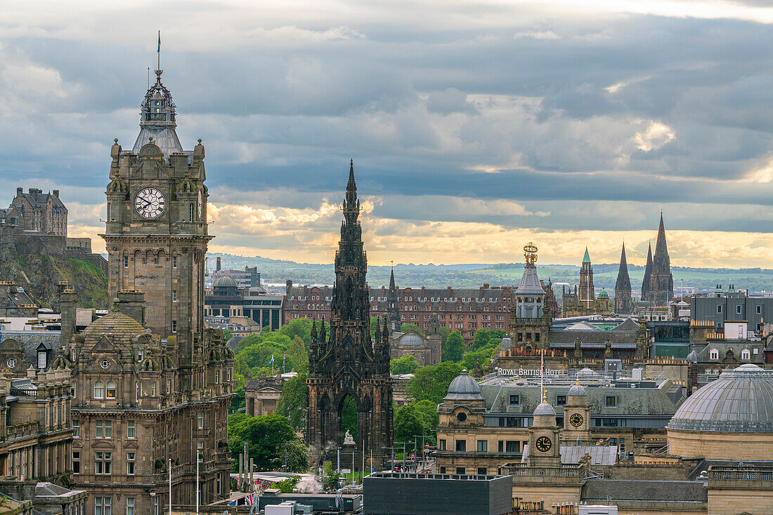 Uhrenturm des Balmoral Hotel und Scott Monument vom Observatory House aus gesehen, UNESCO-Weltkulturerbe, Calton Hill, Edinburgh, Schottland, Vereinigtes Königreich