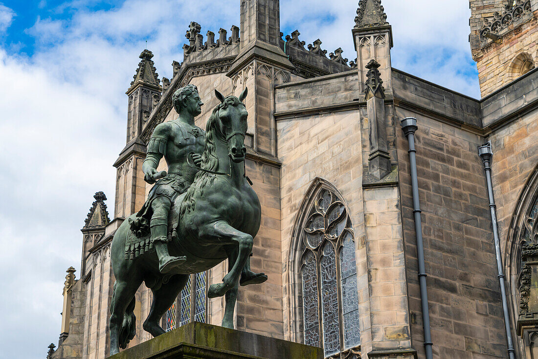 Charles II Statue mit St. Giles Cathedral im Hintergrund, Altstadt, Edinburgh, Lothian, Schottland, Vereinigtes Königreich, Europa
