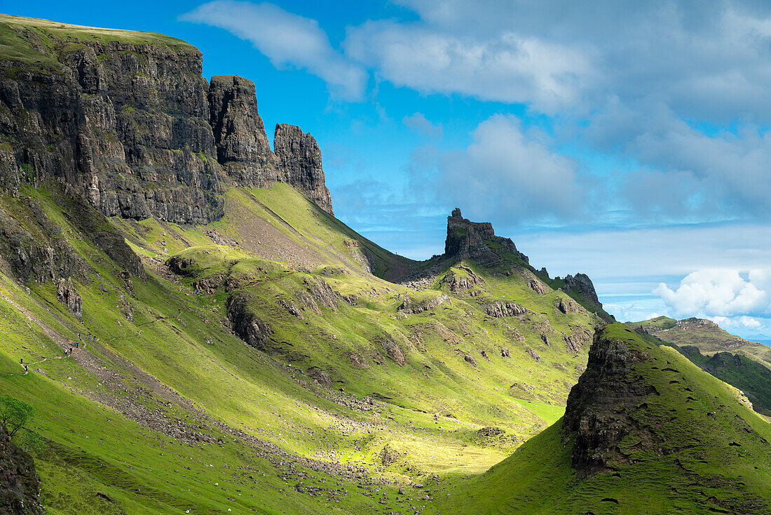 Blick auf die grüne Landschaft bei Quiraing, Isle of Skye, Innere Hebriden, Highland Region, Schottland, Vereinigtes Königreich, Europa