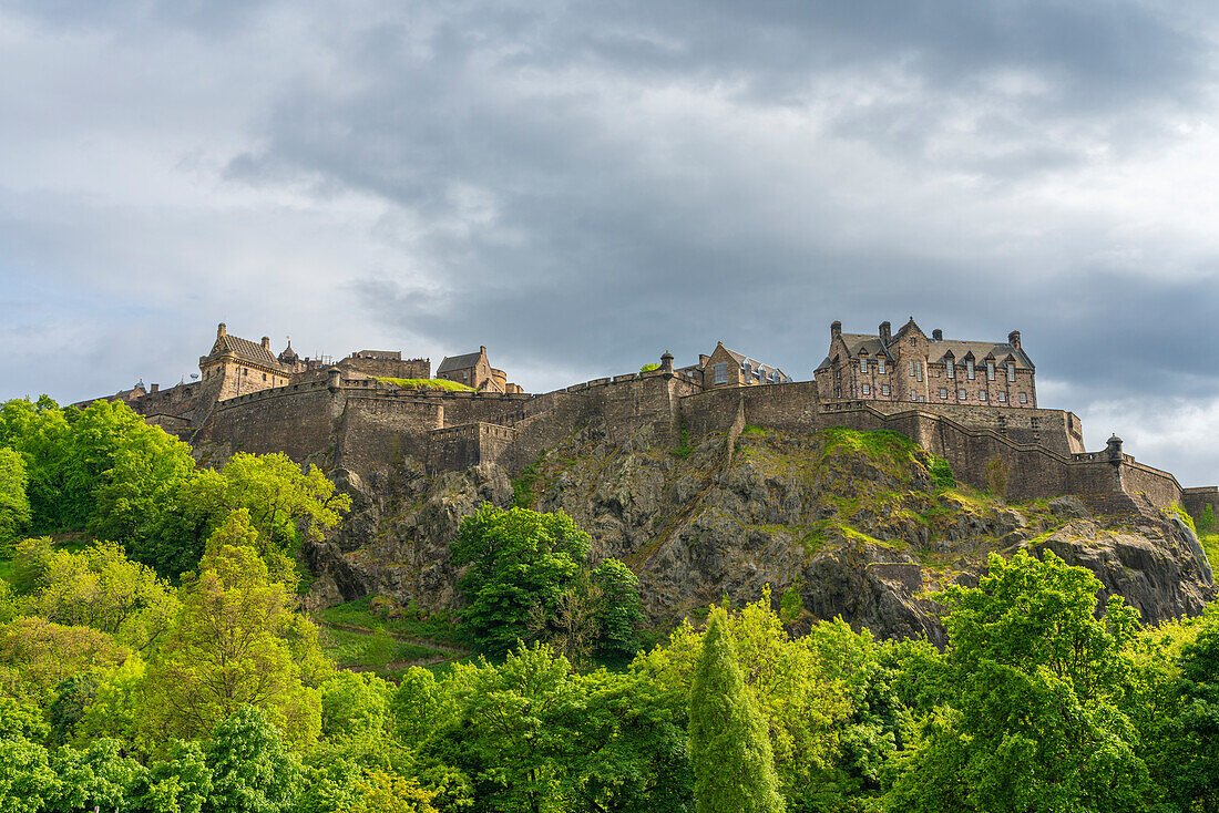 Niedriger Blickwinkel auf Edinburgh Castle auf einem Felsen, Edinburgh, Schottland, Vereinigtes Königreich, Europa