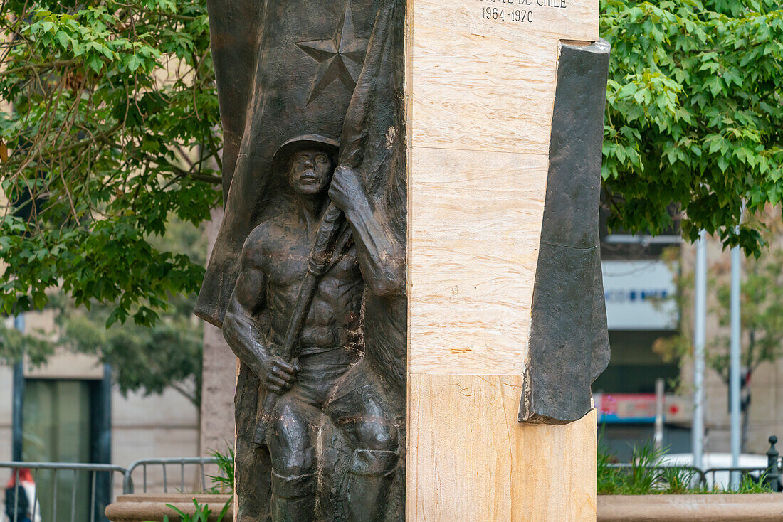 Statue eines Soldaten als Teil der Statue des chilenischen Präsidenten Eduardo Frei Montalva auf der Plaza de la Constitucion vor dem Palast La Moneda, Santiago, Metropolregion Santiago, Chile, Südamerika