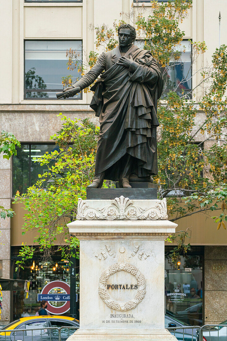 Statue des chilenischen Staatsmannes Diego Portales auf der Plaza de la Constitucion vor dem Palast La Moneda, Santiago, Metropolregion Santiago, Chile, Südamerika