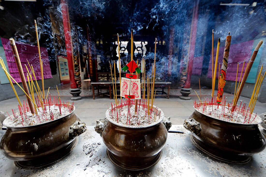 Der Thien Hau Tempel, der berühmteste taoistische Tempel in Cholon, Räucherstäbchen rauchen, Ho Chi Minh Stadt, Vietnam, Indochina, Südostasien, Asien