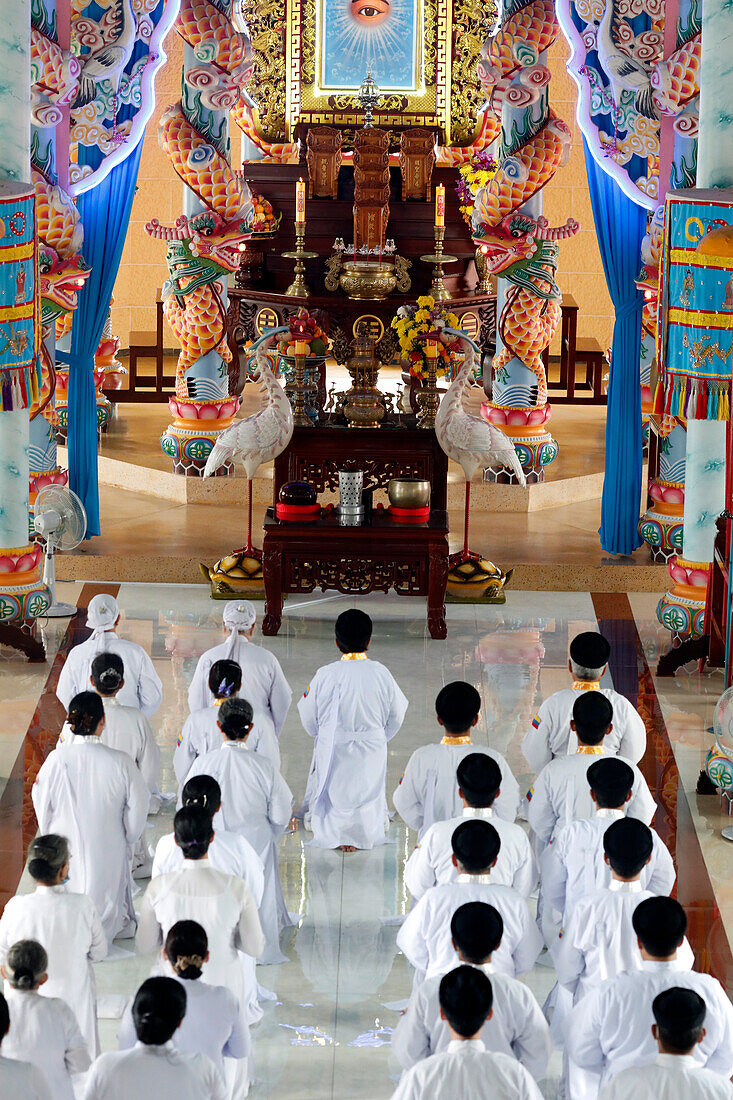 Cao Dai-Tempel, Caodaist-Schüler sitzen während einer Zeremonie, Tan Chau, Vietnam, Indochina, Südostasien, Asien