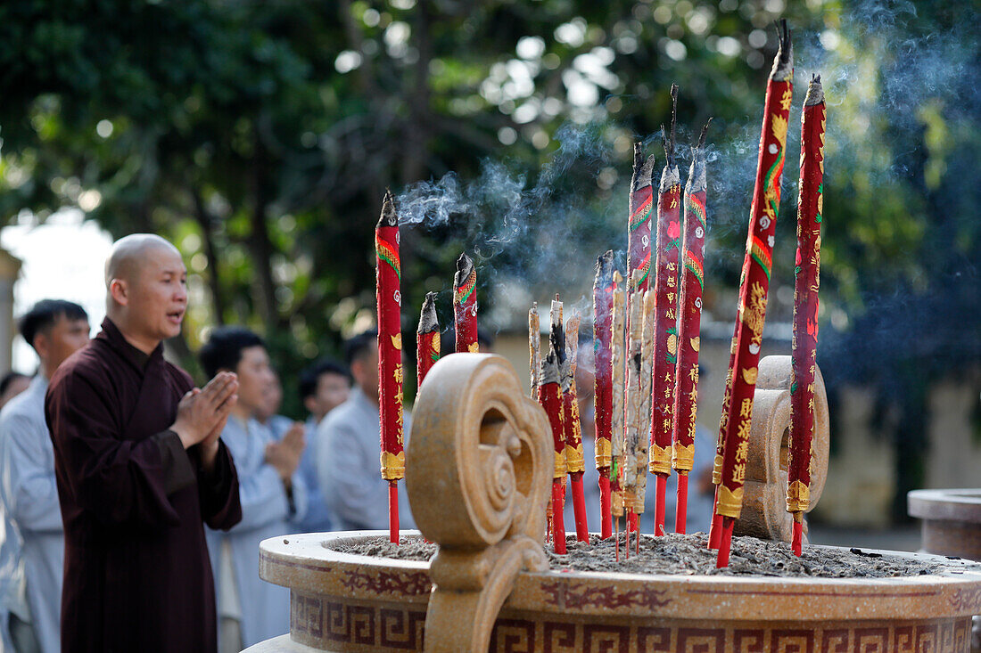 Quan Am Bo Tat temple, Buddhist ceremony, Monk praying, Vung Tau. Vietnam, Indochina, Southeast Asia, Asia