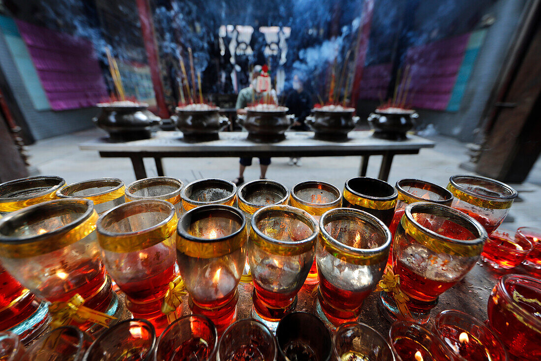 Der Thien Hau Tempel, der berühmteste taoistische Tempel in Cholon, rote Kerzen und Räucherstäbchen auf Räucherstäbchengefäß verbrannt, um den Buddha zu ehren, Ho Chi Minh Stadt, Vietnam, Indochina, Südostasien, Asien Vietnam.