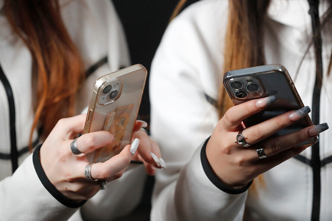 Frauenhände mit Smartphones, Nahaufnahme, zwei Frauen beim Telefonieren, Frankreich, Europa