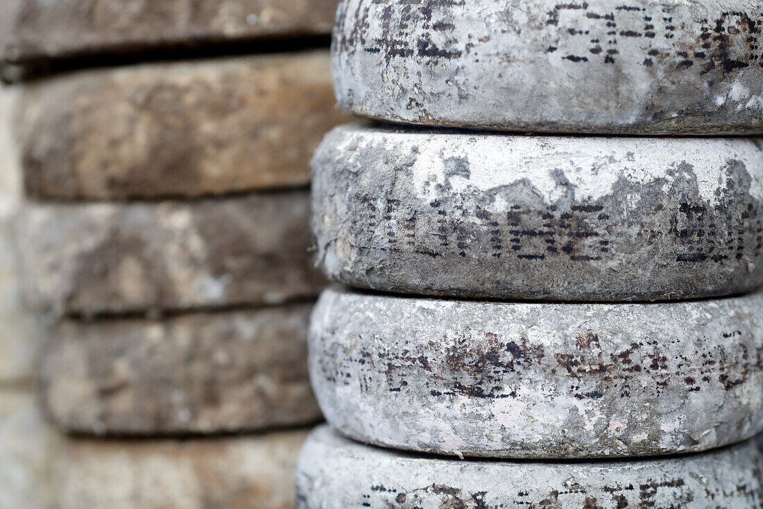 Traditioneller französischer Käse, Tomme de Savoie, Bergkäse zum Verkauf auf dem Markt, Frankreich, Europa