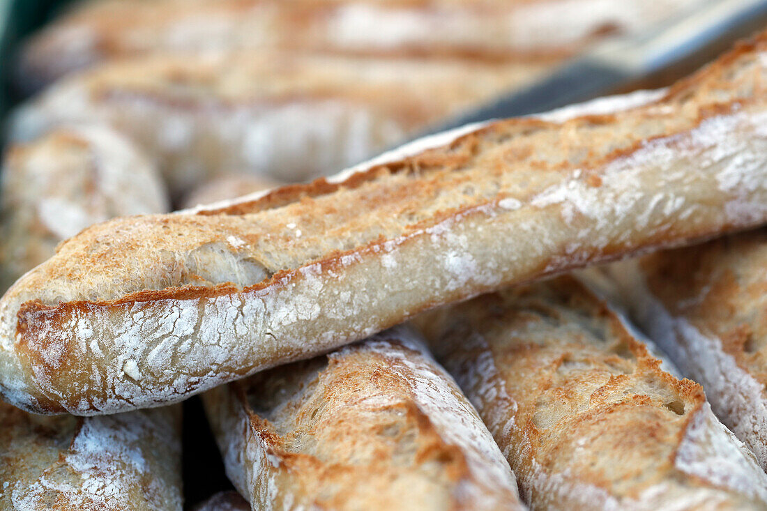 Frisch gebackenes Brot in einer traditionellen französischen Bäckerei, Frankreich, Europa