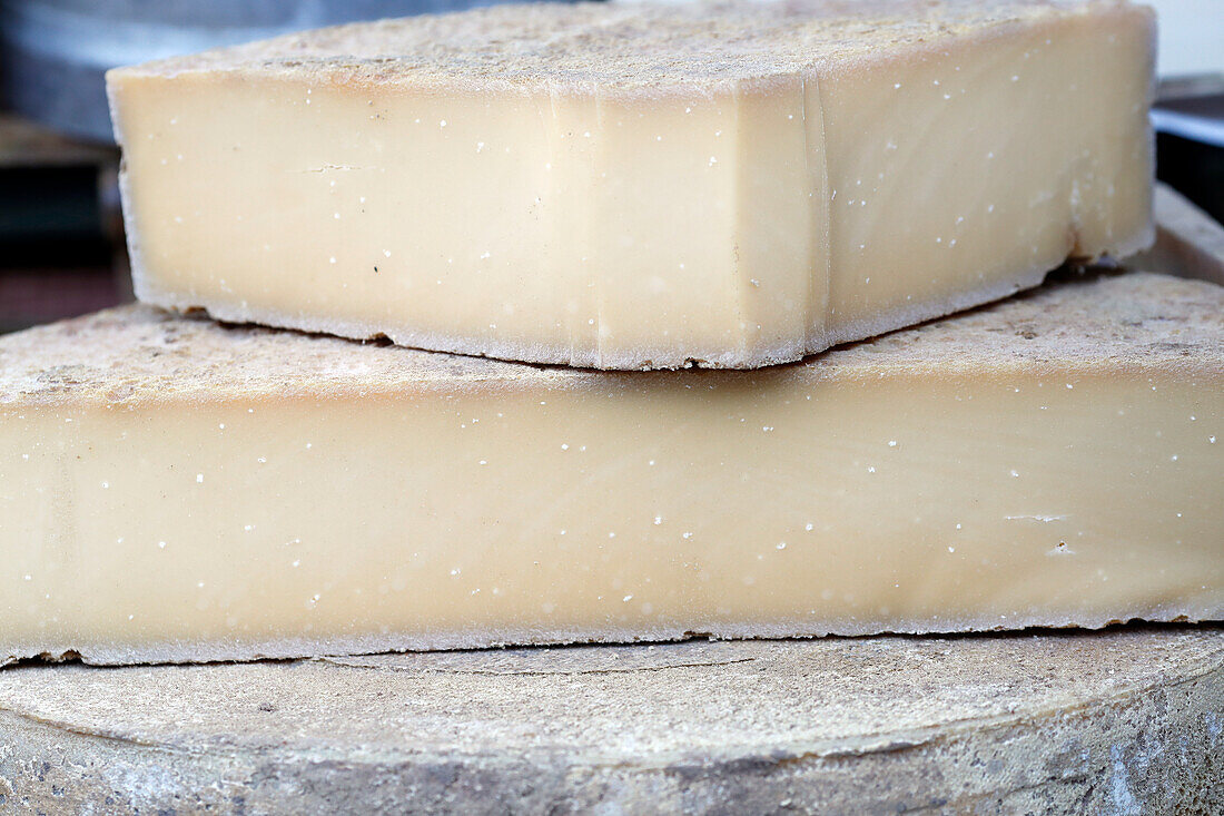 Traditioneller französischer Käse, Beaufort de Savoier, Bergkäse zum Verkauf auf dem Markt, Frankreich, Europa
