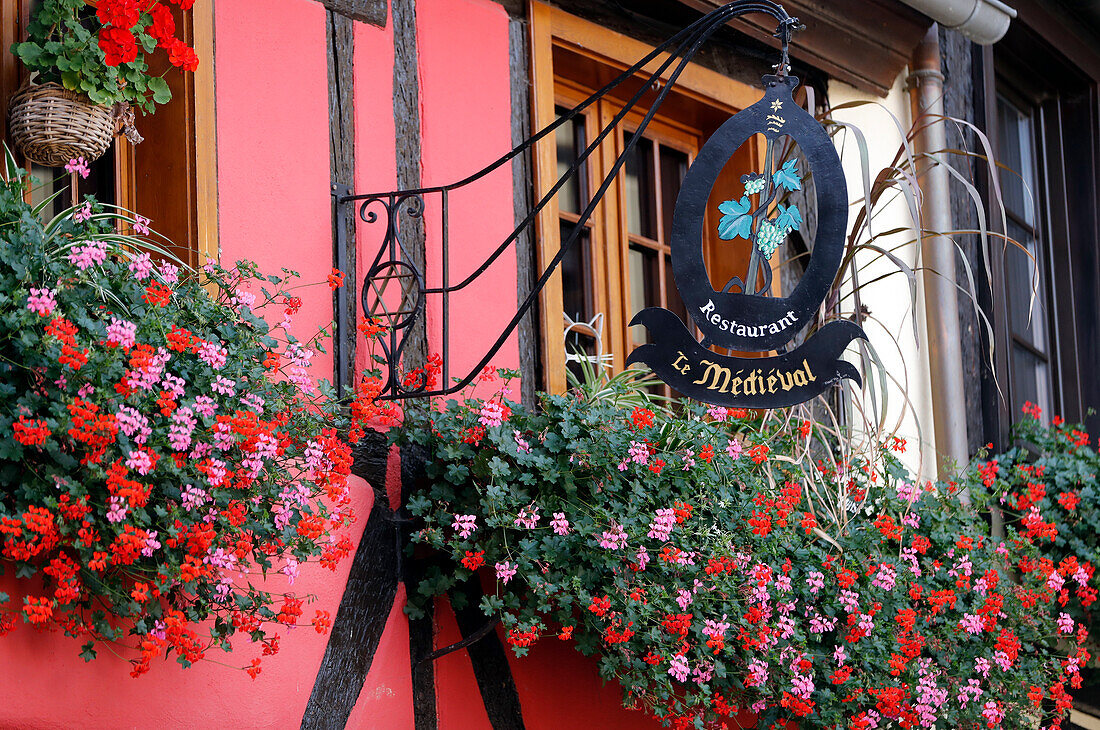 Restaurantschild im Dorf Riquewihr, in der französischen Weinregion Elsass, Elsass, Frankreich, Europa