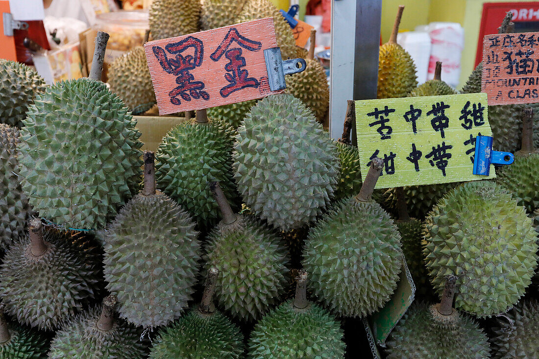 Durians zum Verkauf auf einem kleinen Straßenfruchtmarkt in Chinatown, Singapur, Südostasien, Asien