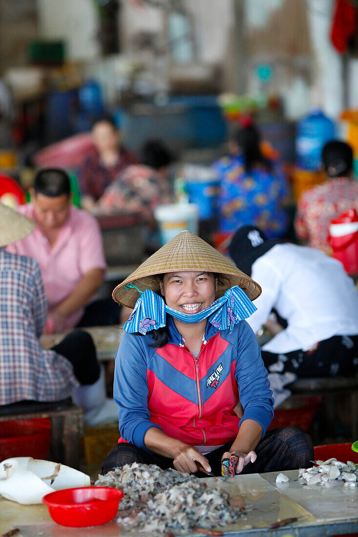 Frau bei der Arbeit in einer kleinen Fischfabrik, Zubereitung von Fischfilets, Vung Tau, Vietnam, Indochina, Südostasien, Asien