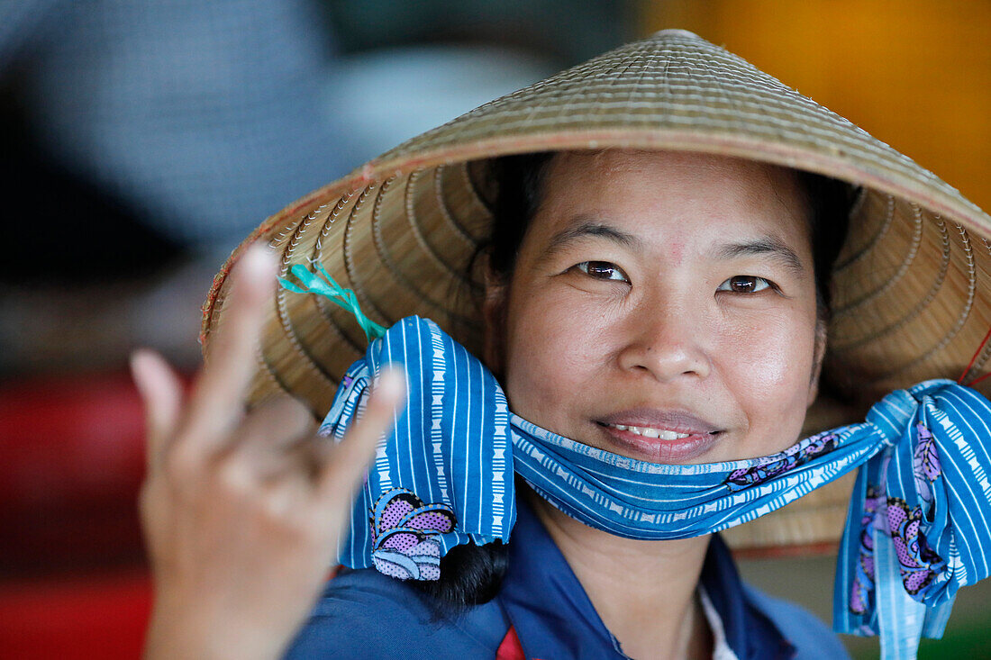 Frau mit dem traditionellen vietnamesischen Kegelhut bei der Arbeit in einer Fischfabrik, Vung Tau, Vietnam, Indochina, Südostasien, Asien