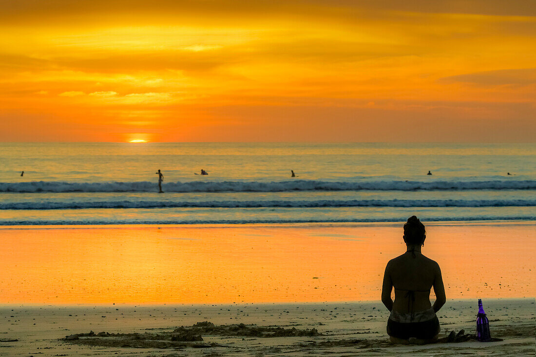 Mädchen und Surfer im Sonnenuntergang an diesem angesagten Surfstrand und Yoga-Ziel, Playa Guiones, Nosara, Guanacaste, Costa Rica, Mittelamerika