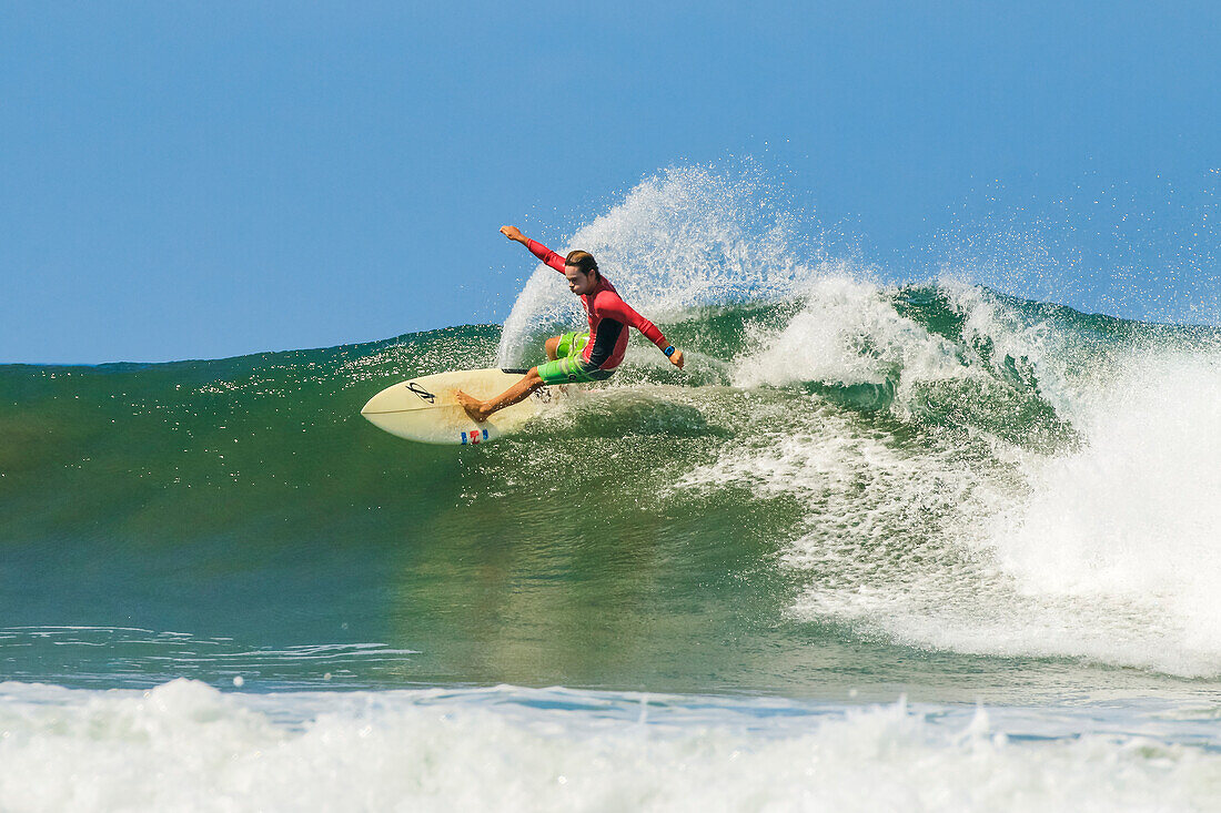 Shortboard-Surfer reitet auf einer Welle an diesem schnell wachsenden Surfstrand und Yoga-Ziel, Playa Guiones, Nosara, Guanacaste, Costa Rica, Mittelamerika