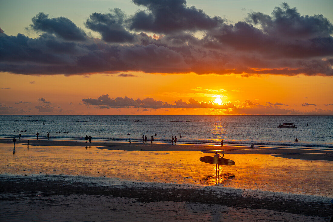 Blick auf den Kuta Beach bei Sonnenuntergang, Kuta, Bali, Indonesien, Südostasien, Asien