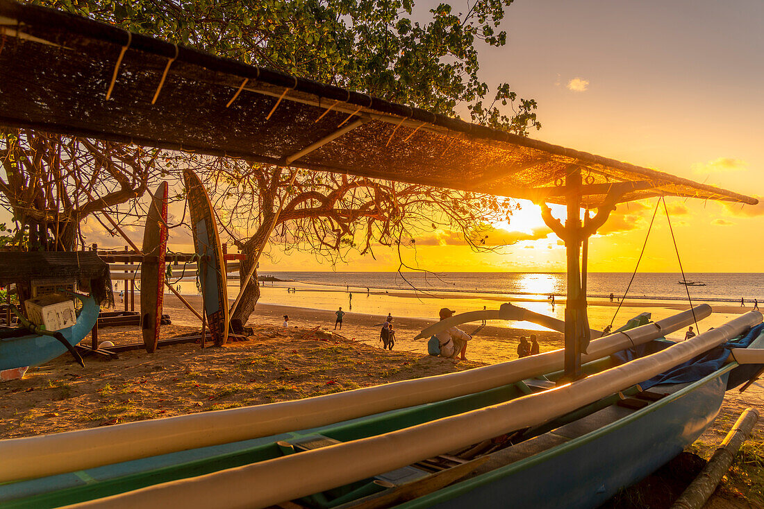 Blick auf einen Fischerausleger mit Blick auf den Kuta Beach bei Sonnenuntergang, Kuta, Bali, Indonesien, Südostasien, Asien