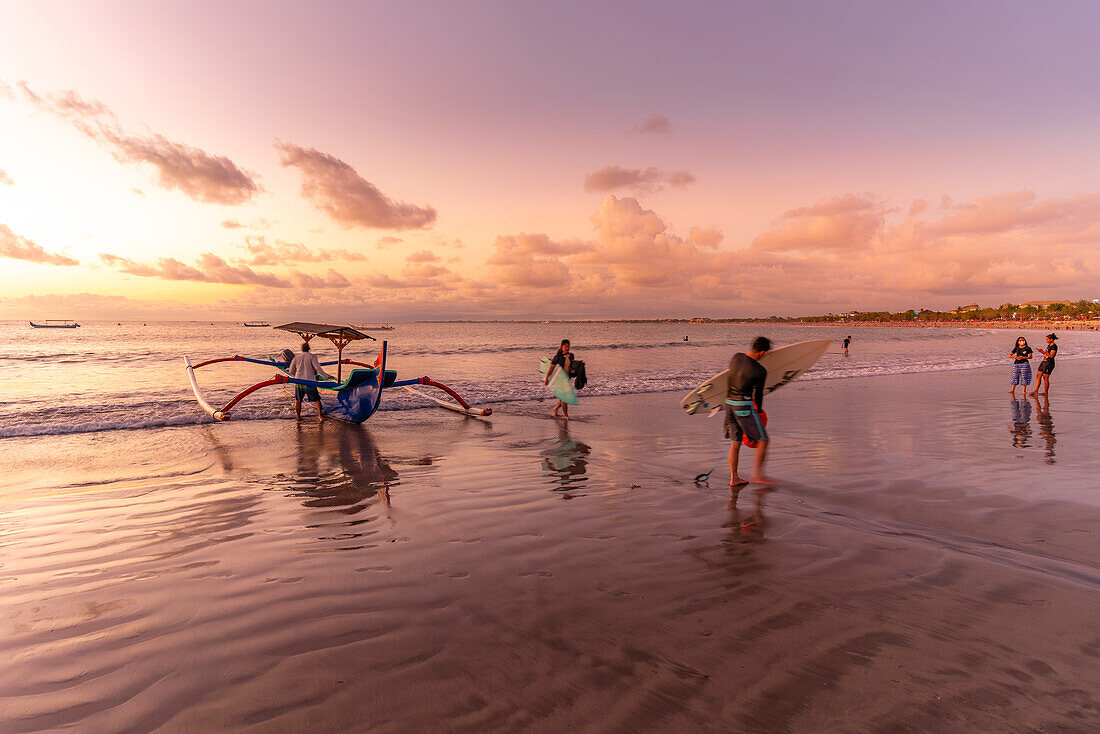 Blick auf einen Fischereiausleger am Kuta Beach bei Sonnenuntergang, Kuta, Bali, Indonesien, Südostasien, Asien