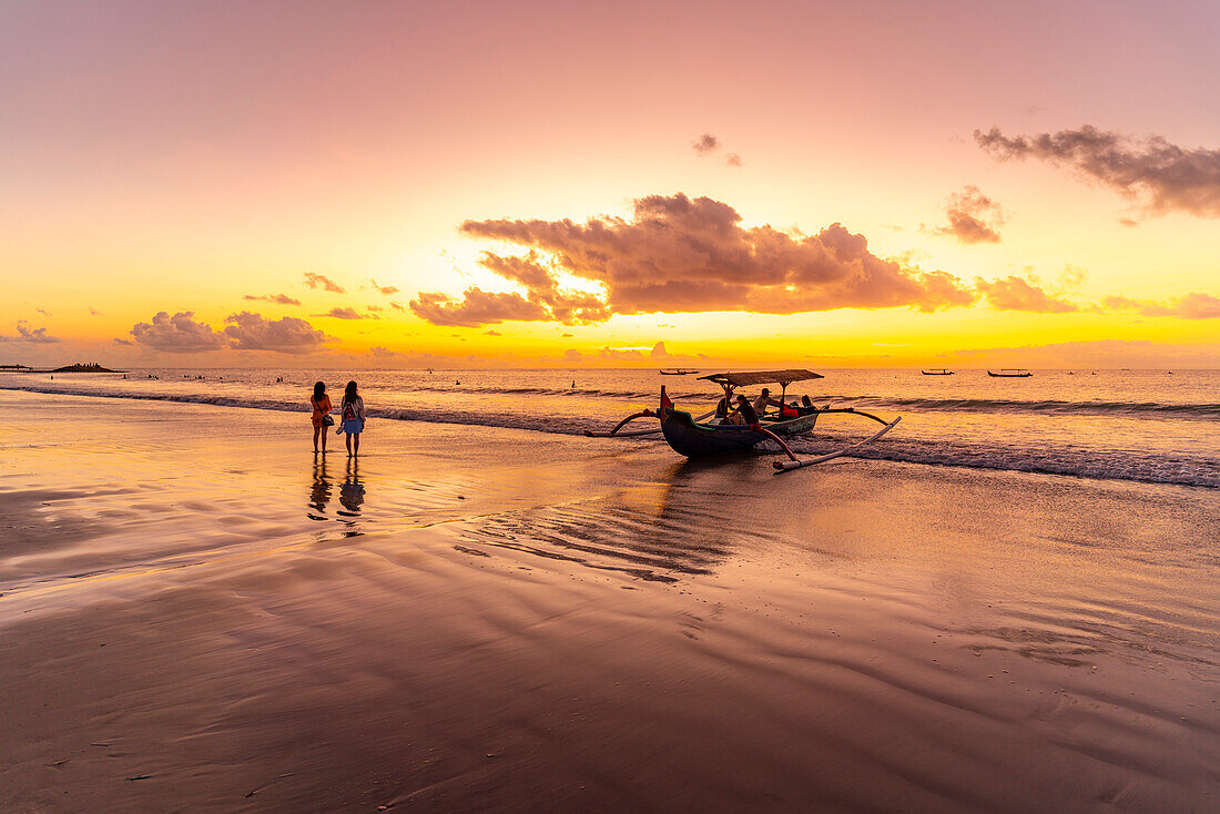 Blick auf einen Fischereiausleger am Kuta Beach bei Sonnenuntergang, Kuta, Bali, Indonesien, Südostasien, Asien