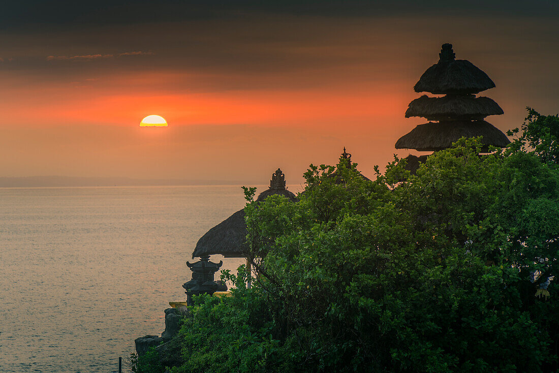 Blick auf Tanah Lot, traditioneller balinesischer Tempel bei Sonnenuntergang, Beraban, Kediri, Tabanan Regency, Bali, Indonesien, Südostasien, Asien