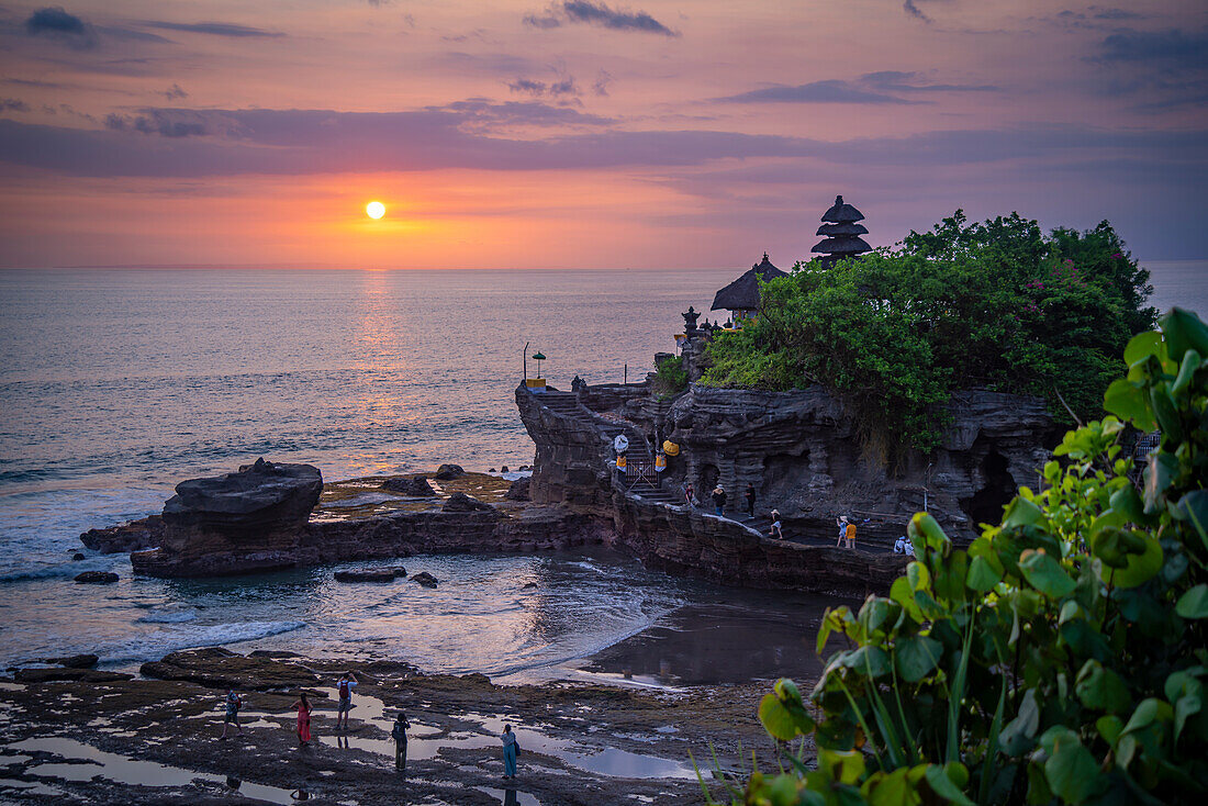 Blick auf Tanah Lot, traditioneller balinesischer Tempel bei Sonnenuntergang, Beraban, Kediri, Tabanan Regency, Bali, Indonesien, Südostasien, Asien