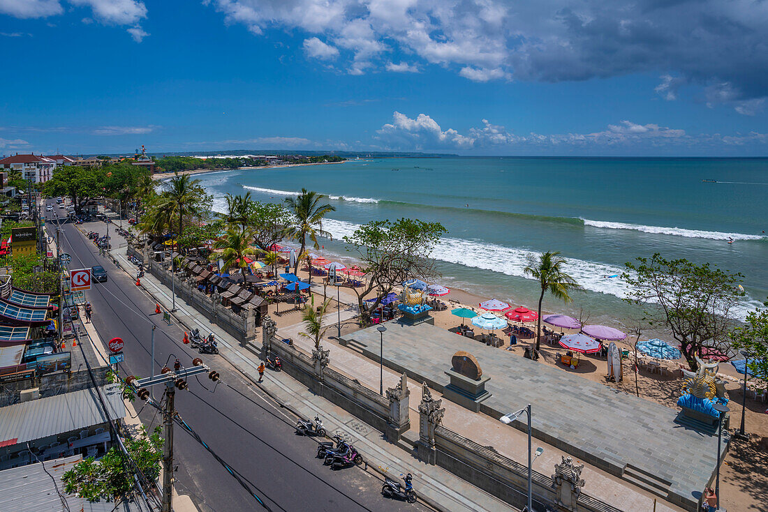Blick auf Kuta Beach und Meer vom Hoteldach, Kuta, Bali, Indonesien, Südostasien, Asien