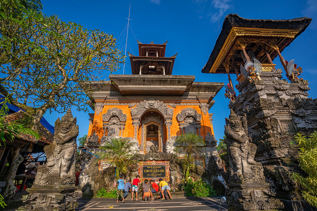 Blick auf den Bale Banjar-Tempel in Ubud, Ubud, Kabupaten Gianyar, Bali, Indonesien, Südostasien, Asien