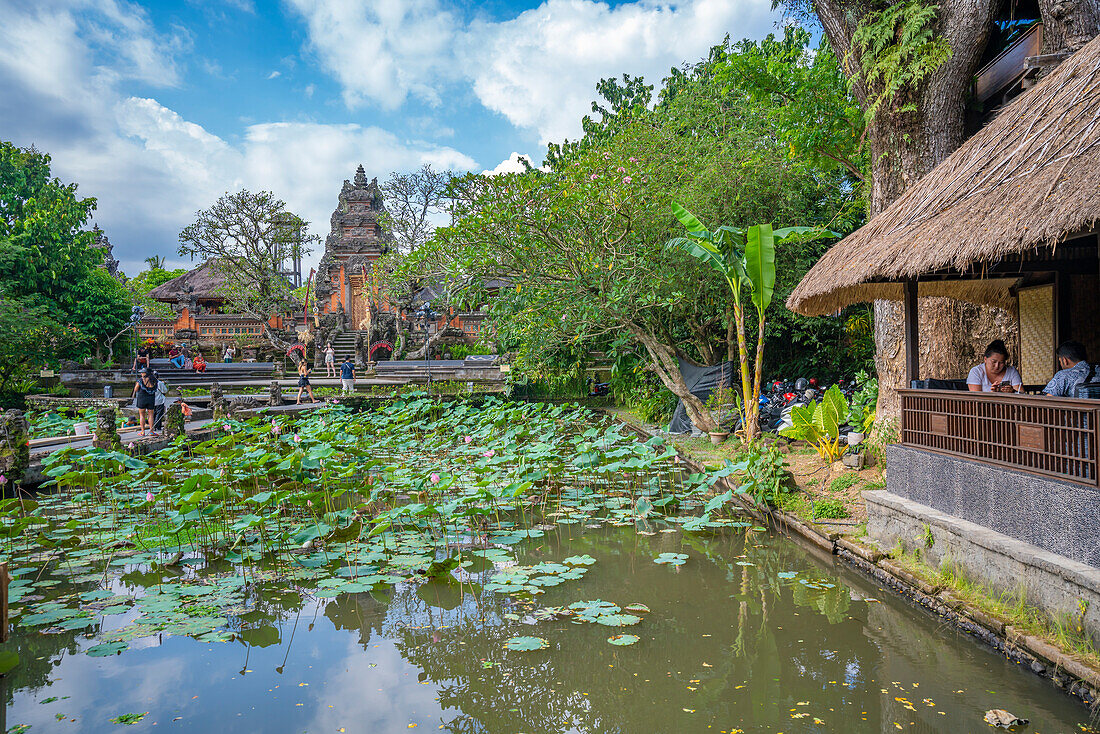 Blick auf den Saraswati-Tempel in Ubud, Ubud, Kabupaten Gianyar, Bali, Indonesien, Südostasien, Asien