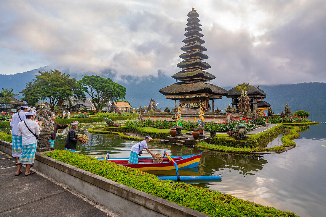 Blick auf die Opfergaben im Ulun Danu Beratan-Tempel am Bratan-See bei Sonnenaufgang, Bali, Indonesien, Südostasien, Asien