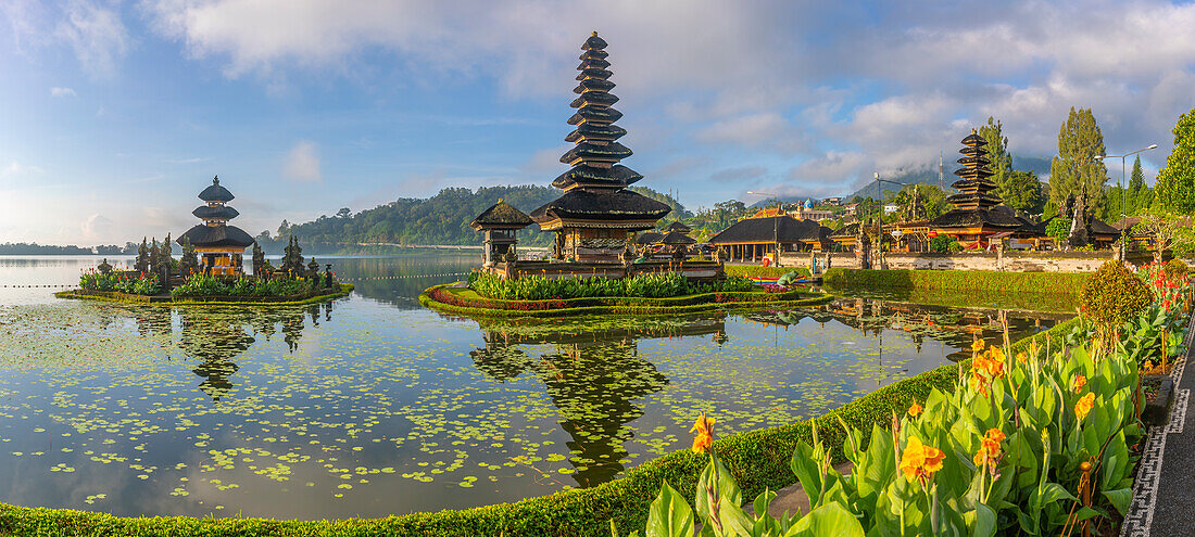 Blick auf den Ulun Danu Beratan-Tempel am Bratan-See nach Sonnenaufgang, Bali, Indonesien, Südostasien, Asien