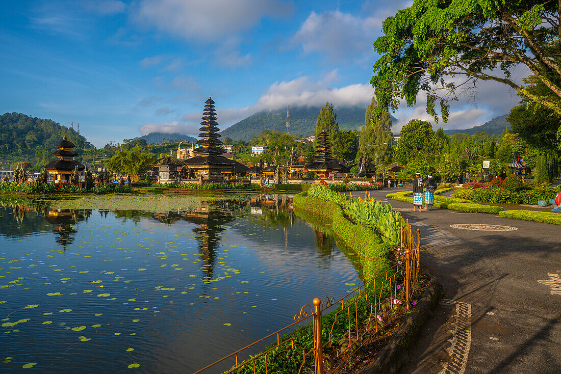 Blick auf den Ulun Danu Beratan-Tempel am Bratan-See nach Sonnenaufgang, Bali, Indonesien, Südostasien, Asien