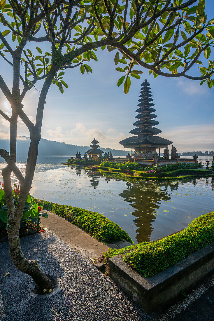 Blick auf den Ulun Danu Beratan-Tempel am Bratan-See bei Sonnenaufgang, Bali, Indonesien, Südostasien, Asien