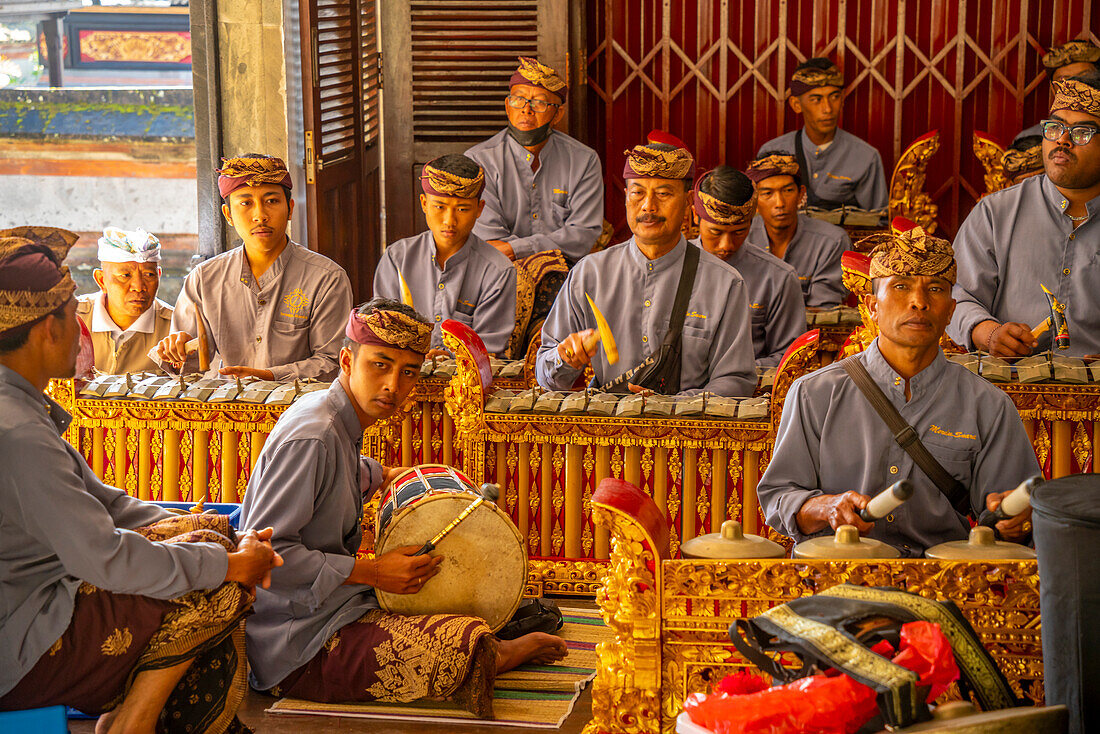 Einheimische spielen Gamelan Saron Gangsa, traditionelle Musikinstrumente, Ulun Danu Beratan-Tempel am Bratan-See, Bali, Indonesien, Südostasien, Asien