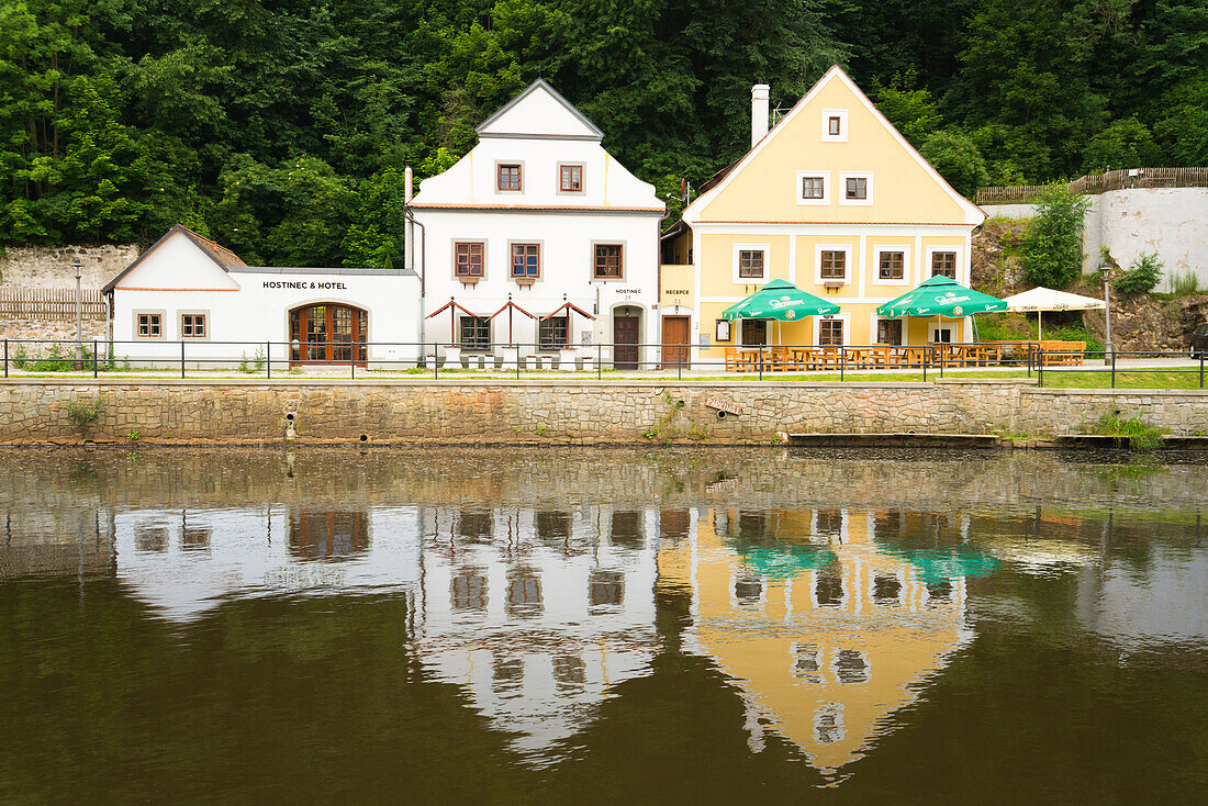 Außenansicht von Häusern an der Moldau in Cesky Krumlov, Tschechische Republik (Tschechien), Europa