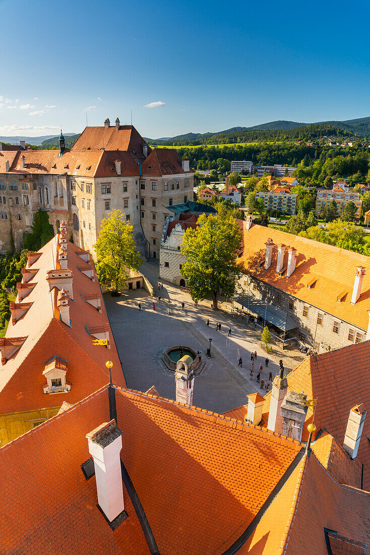 Blick von oben auf das Gelände der Staatsburg und des Schlosses Cesky Krumlov, UNESCO-Welterbe, Cesky Krumlov, Südböhmische Region, Tschechische Republik (Tschechien), Europa