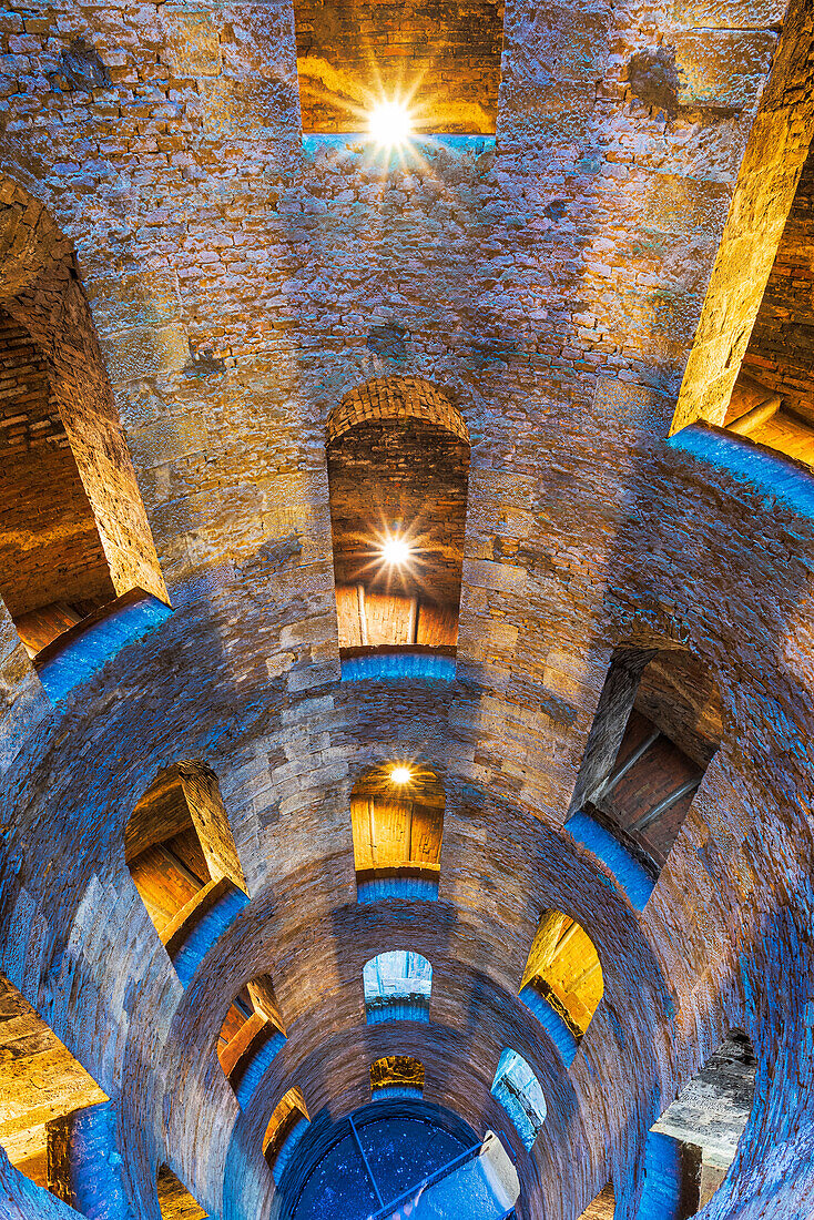 Beleuchteter Blick auf den Boden des Sankt-Patrick-Brunnens mit einer Wendeltreppe, Orvieto, Provinz Terni, Region Umbrien, Italien, Europa