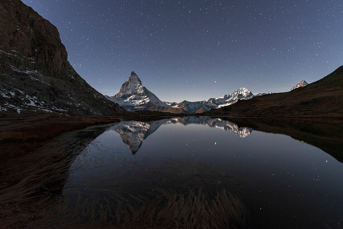Spiegelung des Matterhorns im Riffelsee in einer sternenklaren Nacht, Gornergrat, Zermatt, Kanton Wallis, Schweizer Alpen, Schweiz, Europa