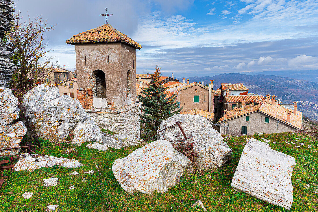 Altes italienisches Bergdorf mit Glockenturm im Vordergrund, Guadagnolo, Gemeinde Capranica Prenestina, Prenestini-Gebirge, Bezirk Rom, Latium, Latium, Italien, Europa