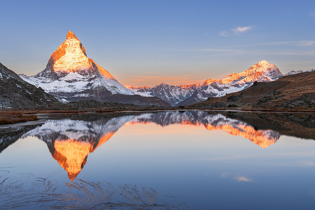 Matterhorn Spiegelung im Riffelsee bei Sonnenaufgang, Gornergrat, Zermatt, Kanton Wallis, Schweiz, Europa