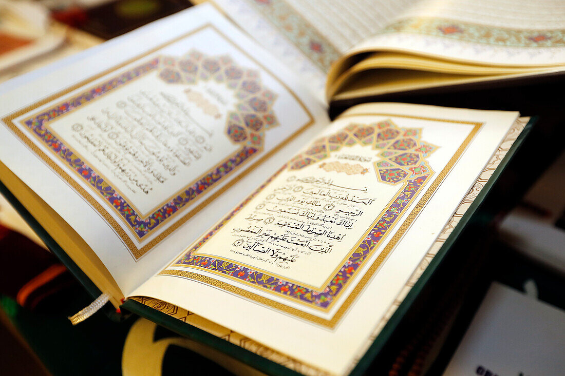 Aufgeschlagener Heiliger Koran in Arabisch, Schweiz, Europa