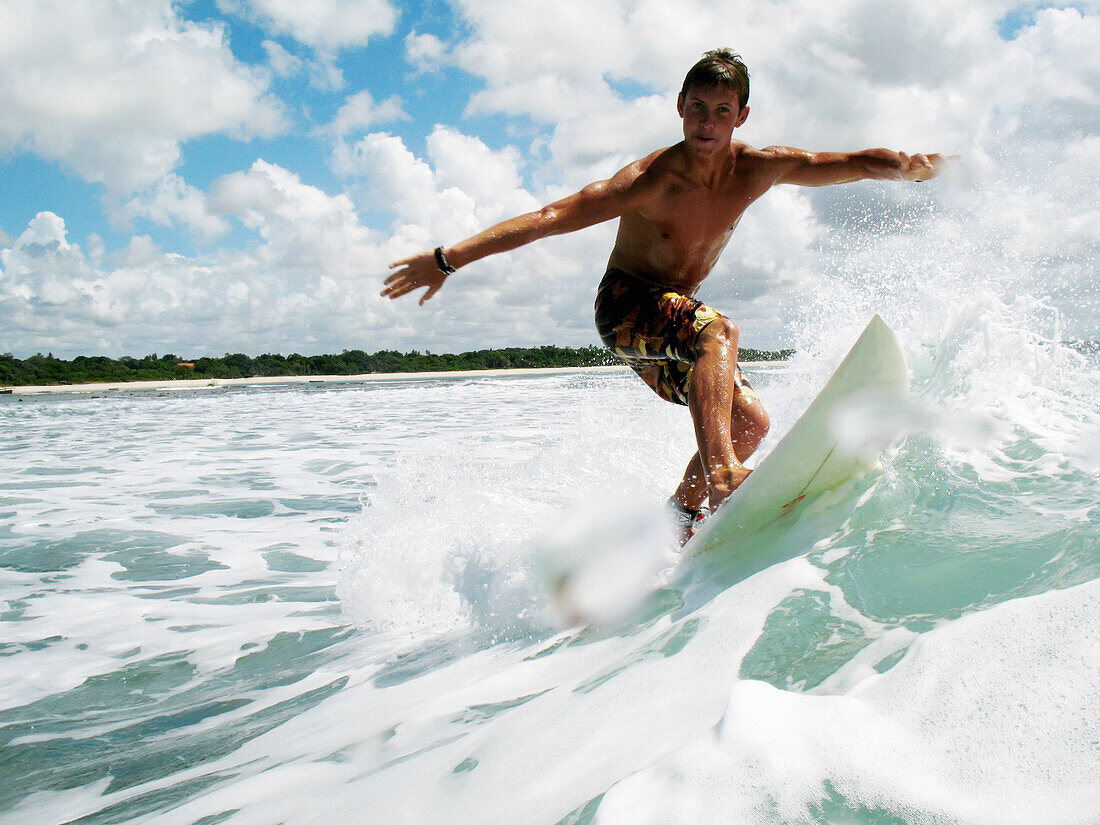 Surfer balanciert auf Brett, flacher Blickwinkel