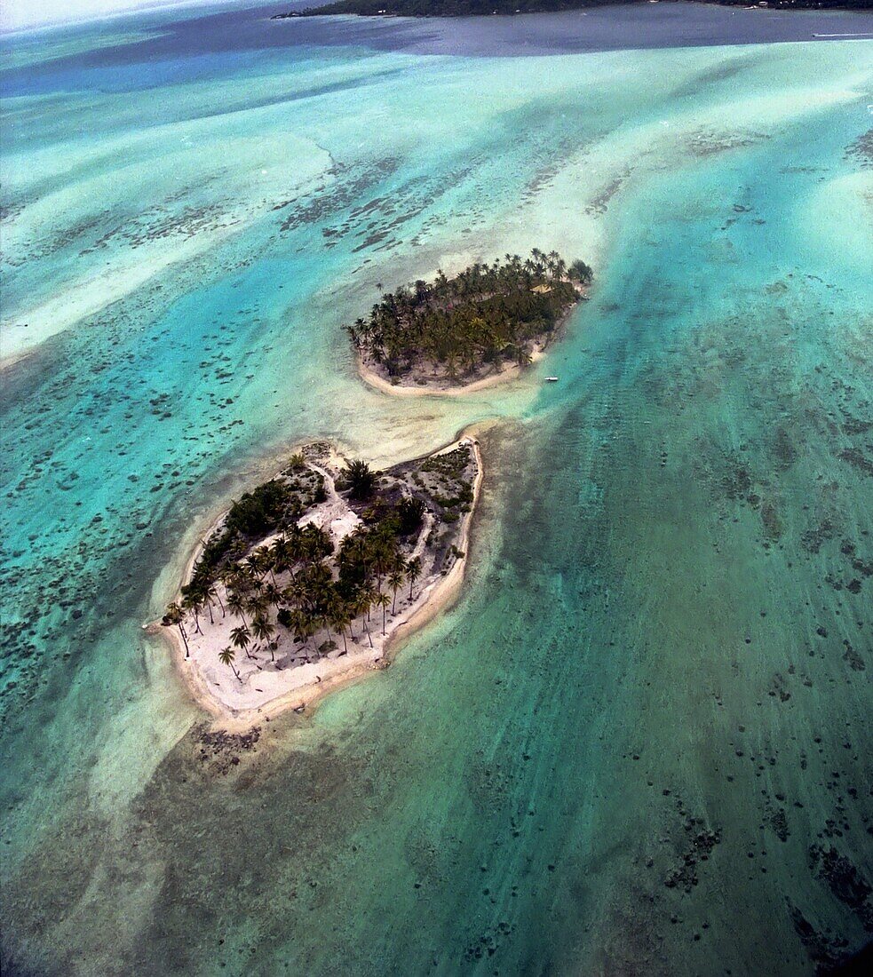 Luftaufnahme von Riff und Inseln vor der Küste von Bora Bora