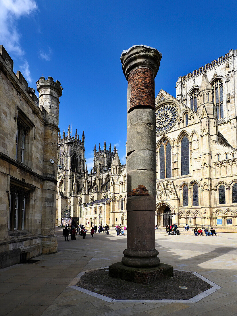 Römische Säule und York Minster im Minster Yard, York, Yorkshire, England, Vereinigtes Königreich, Europa