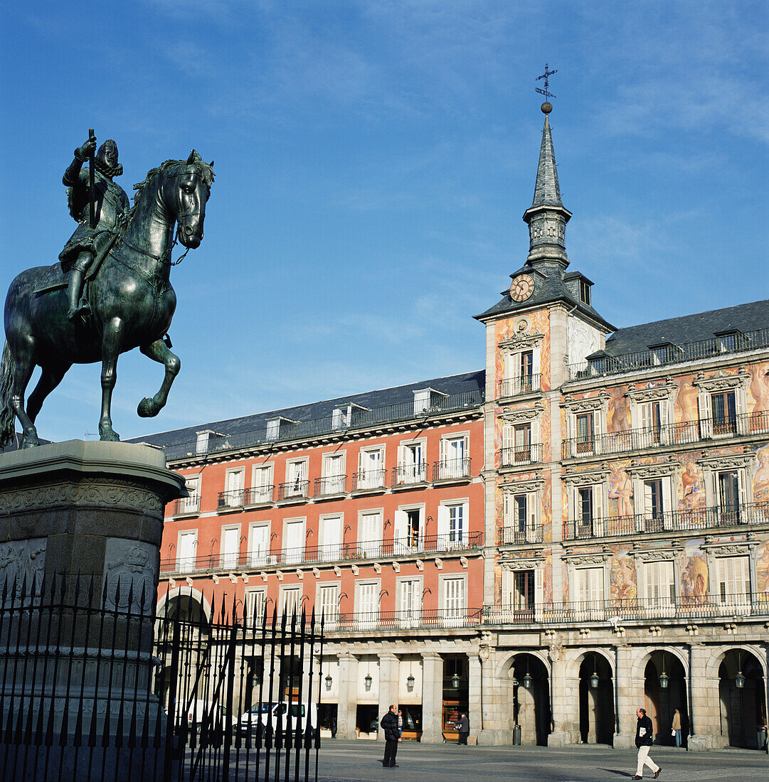 Statue und Gebäude auf der Plaza Major